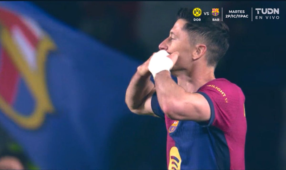 Jeesusfeelix_Ge's tweet photo. Gooooooooooooooool del Barca, golazo del Lewandosky para su doblete 🇵🇱 🔥 

Fermín juega desnudo 🥵 
(Lamine filtra mejor que Asencio)

#ChampionsLeague ☠️ https://t.co/jOqAl8AZUU