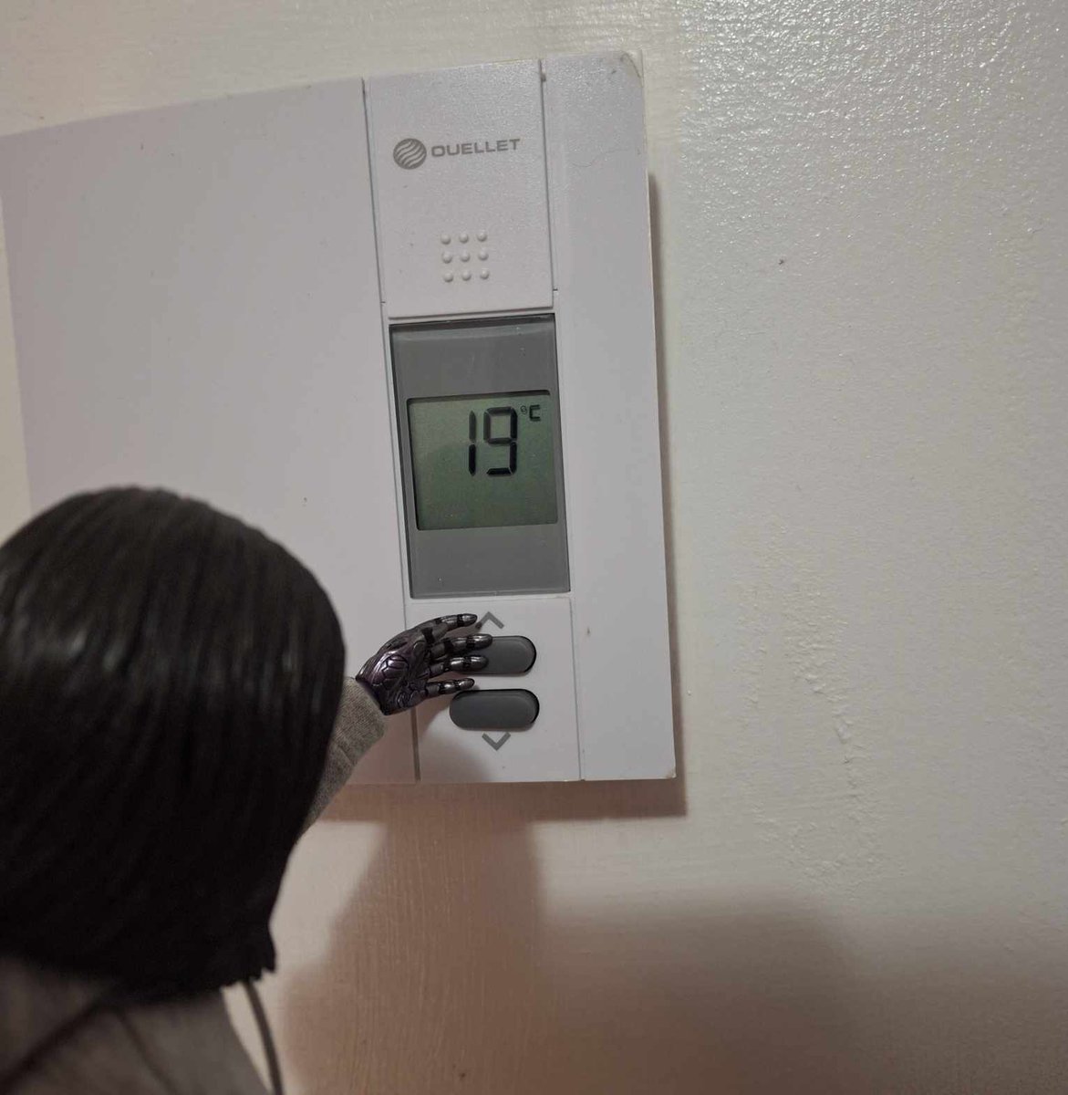 alexiogrenier's tweet photo. My mother asked me to put some heat in the bathroom, so she can take a shower. #Alita has other plans.
#Heating #Devilita #Muahahaha #HotToysAlita #AlitaArmy #OhWell #AlitaSequels #AlitaMeme https://t.co/EORxYbqXzt