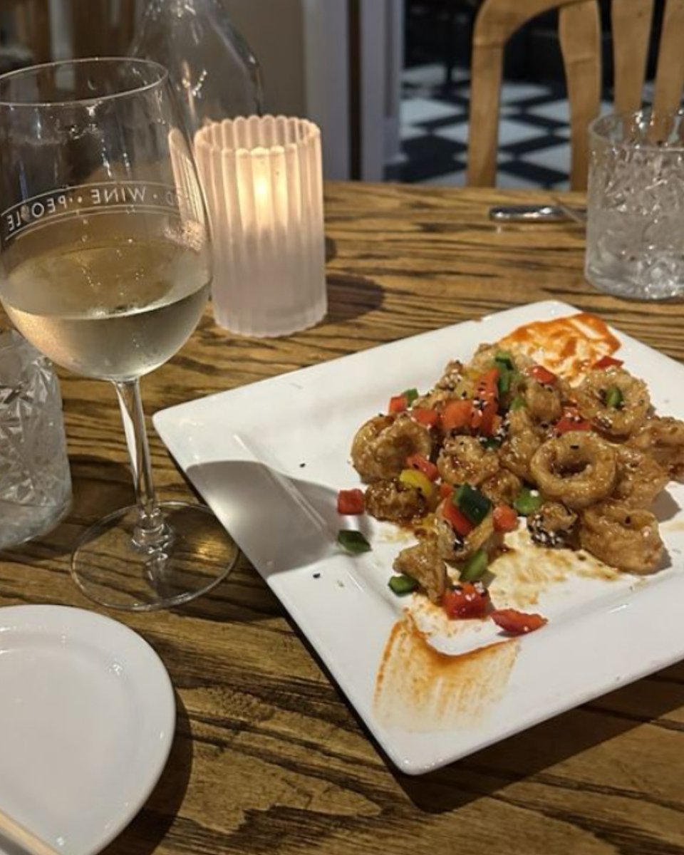 Need something to look forward to? 

It's amazing how a good glass of wine and our General's Calamari can be the end of day treat for you to enjoy. 

Whether you're celebrating a good day, or the end of a not -so-good day, we've got you covered!🍷

#ViningsATL #sohoatlanta
