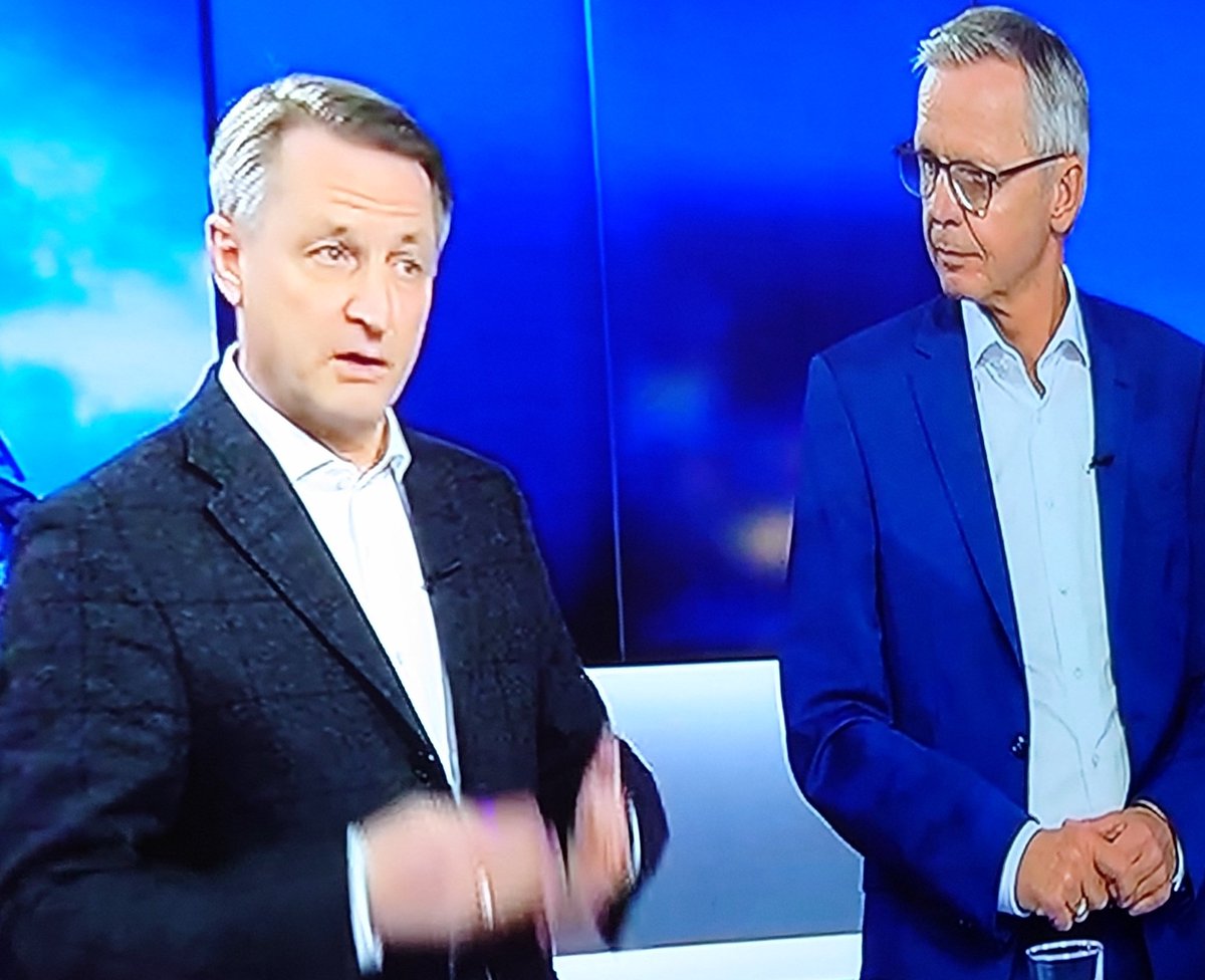 oida_grantler's tweet photo. Heizungsgesetz: "Sie wollen, dass die Öl- und Gaspreise so steigen, dass die Leute irgendwann sagen, sie können sich das nicht mehr leisten?" - Merz: "JA." (RTL Direkt) https://t.co/hVEj6NI0tL