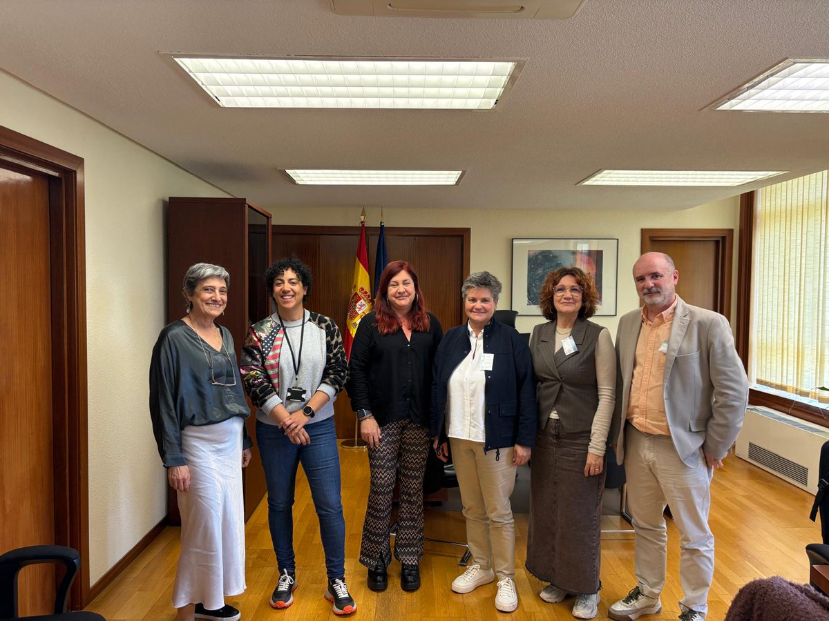 Presents a la reunió que ha mantingut avui el <a href="/cgtrabajosocial/">CGTrabajoSocial</a>  amb Celia Gómez González, directora general de Ordenación Profesional del <a href="/sanidadgob/">Ministerio de Sanidad</a> per abordar el reconeixement del #treballsocialsanitari com a professió sanitària. 

La degana del #TSCAT, <a href="/conchitapega/">conchita peña</a>, ha