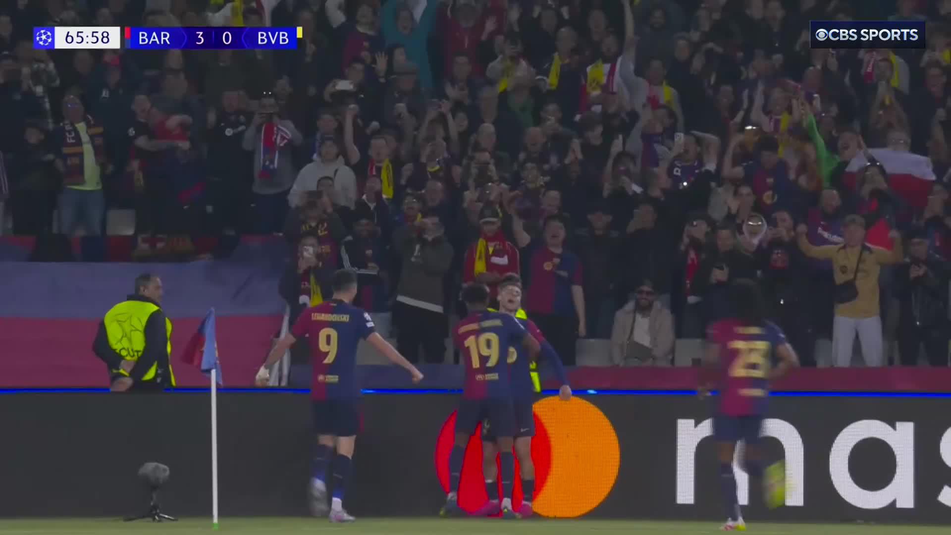 Robert Lewandowski finishes off a stunning Barça move to secure his brace 👏