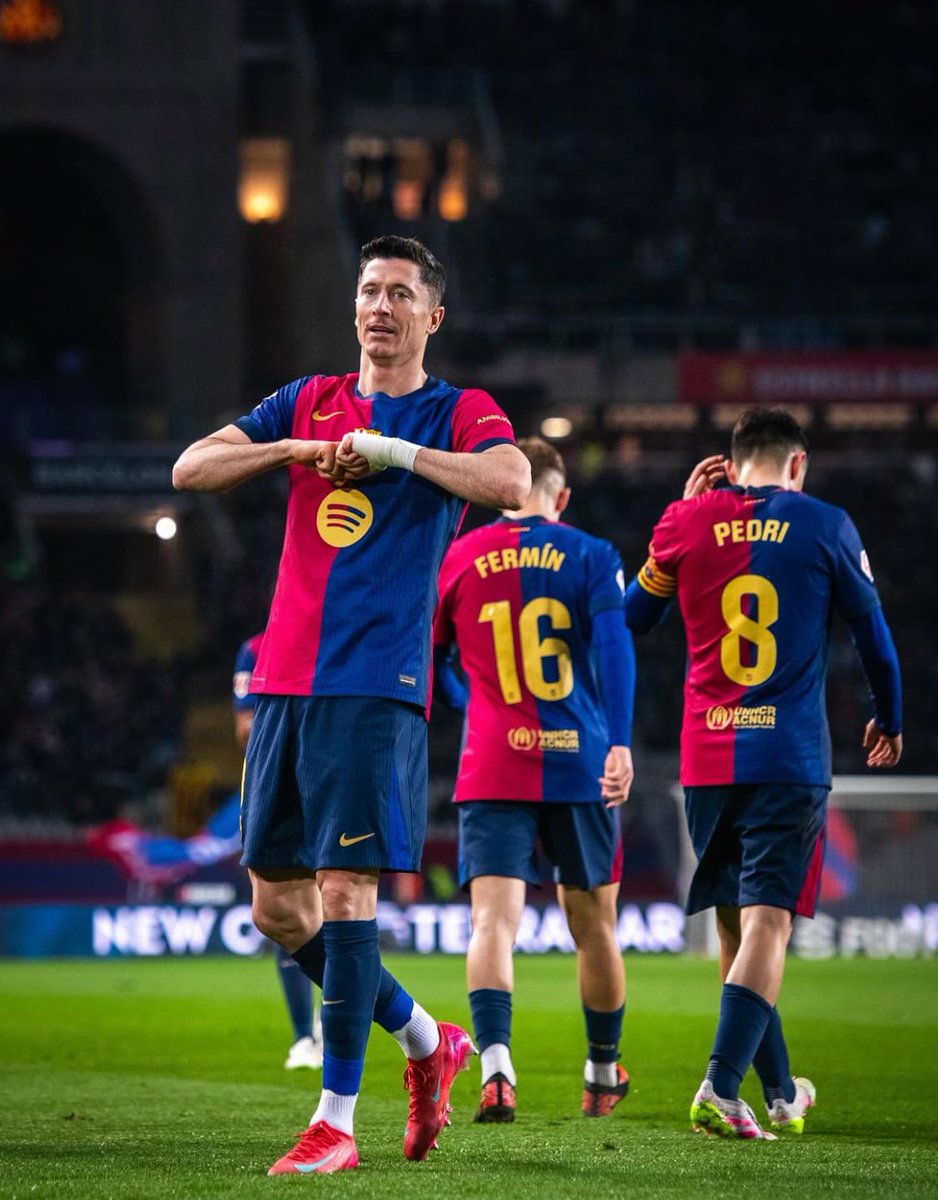 FabrizioRomano's tweet photo. ✨🇵🇱 40 goals for Robert Lewandowski this season at Barcelona, 105 UCL career goals. Machine. https://t.co/F0Jyx9AYx4