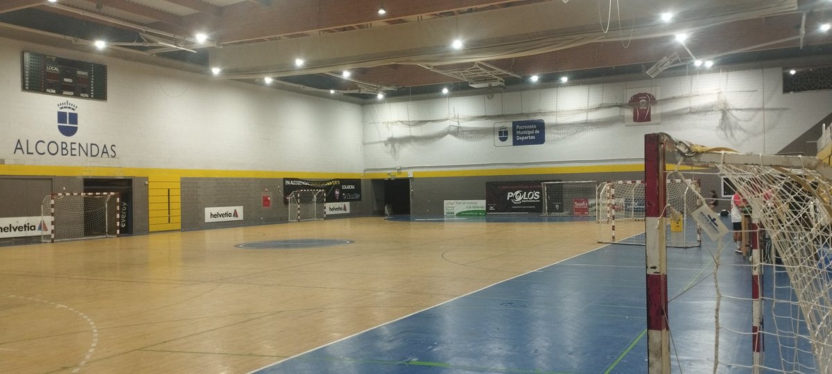 Hoy es nuevo, hoy hemos hecho un hito, hoy somos más! Grandísimo partido en la 3a ronda de la #CopaDelRey <a href="/RFEBalonmano/">RFEBalonmano</a> para meternos en la final a 8. Gracias a toda la afición que ha empujado sin descanso. En esta pista, todo es posible! <a href="/bmalcobendas/">Balonmano Alcobendas</a>