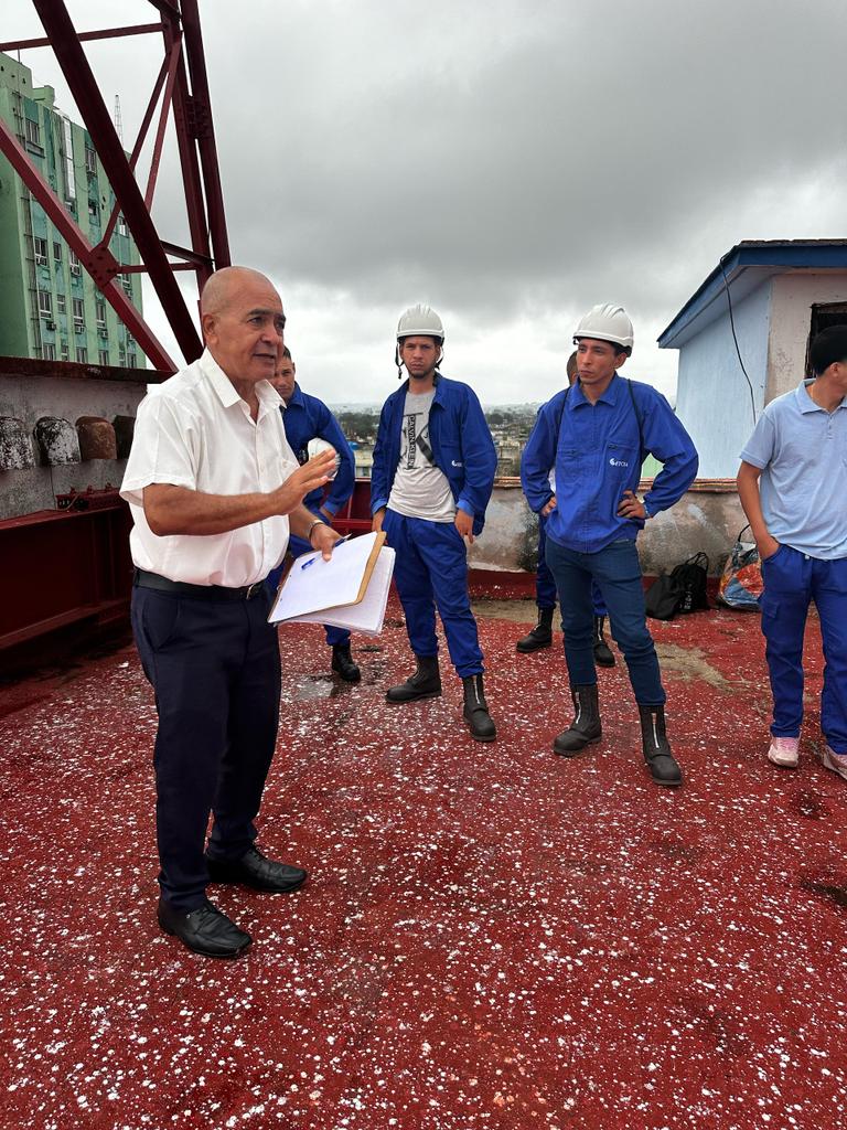 Desarrolla <a href="/ETECSA_Cuba/">ETECSA</a> Curso de Preparación de Torreros para los trabajadores de la región central y oriental del país, siendo esta una de las labores más complejas y de más alto riesgo que se realiza en #Etecsa_Cuba. 
Apostamos por garantizar la seguridad y salud en el trabajo.