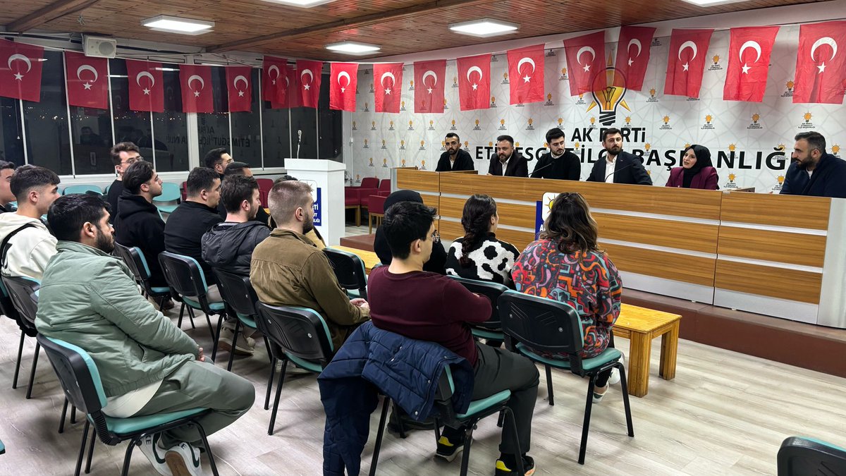 Haftalık olağan yönetim kurulu toplantımızı, ilçe Gençlik Kolları Bașkanımız Sn @emrecanklc başkanlığı , İl Gençlik Kolları Başkan yardımcımız ve yerel yönetimler birim başkanımız Sn. <a href="/tugbaipekkkk/">Tuğba İpek</a> , İl koordinatörümüz Sn. @cengiz_06c , Etimesgut Belediye meclis üyemiz Sn.