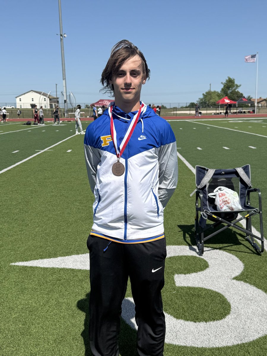 Congratulations to Ryder Deal for advancing to regionals in the Pole Vault!! Panther Proud!!💯🔥