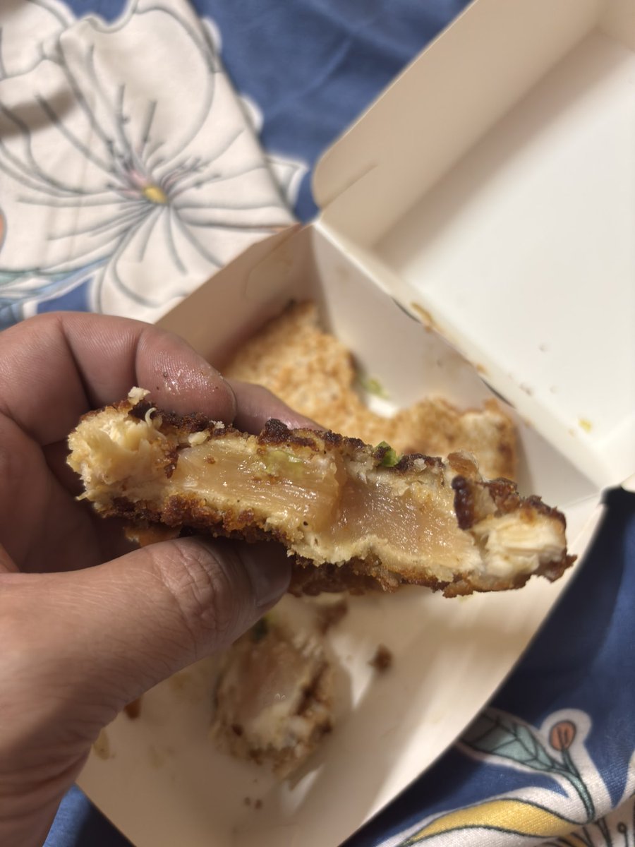 rahul_typ's tweet photo. Ordered @mcdonaldsindia via @Swiggy, RAW CHICKEN in burger. Requested escalation, 4 swiggy agents cut my call. 5th helped reach a senior manager who said max we can refund is ₹9 on top of ₹83. When I told him it’s not acceptable he cut my call too. @fssaiindia @jagograhakjago https://t.co/OSqmyXHjUq