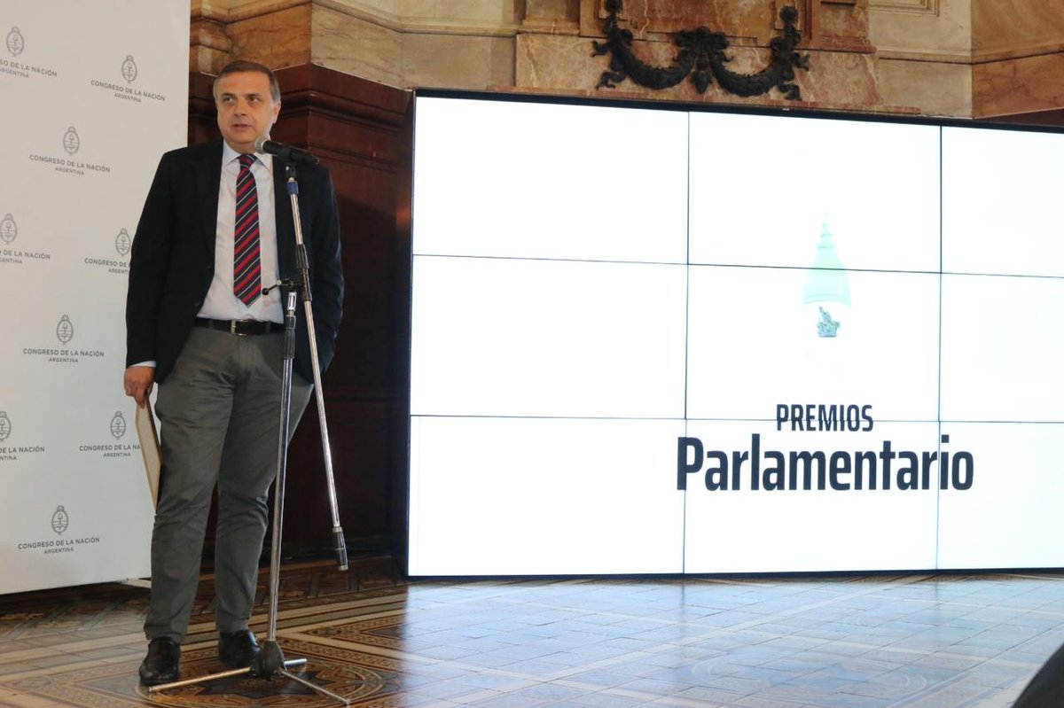 juanfbrugge's tweet photo. “La comunicación parlamentaria es fundamental. En la medida que el pueblo vaya conociendo con ese lenguaje más coloquial la actividad parlamentaria, nos va a permitir ser mejores diputados”. 
@elparlamentario https://t.co/eTOfjBhMNe