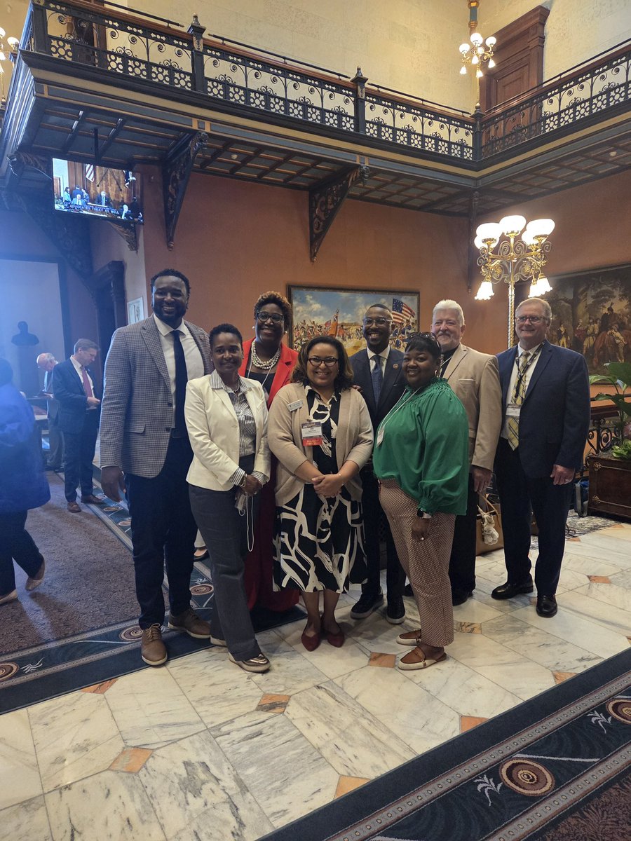 RichlandTwo's tweet photo. Today, 3 of our school board members participated in the SC School Boards Association #DayAtTheCapitol to advocate for the nearly 30,000 students and 4,000+ employees in Richland 2. 
They had productive face-to-face meetings with state lawmakers on key issues that matter to our community! @nporterRocks @MrJoeTrapp @SNW1908