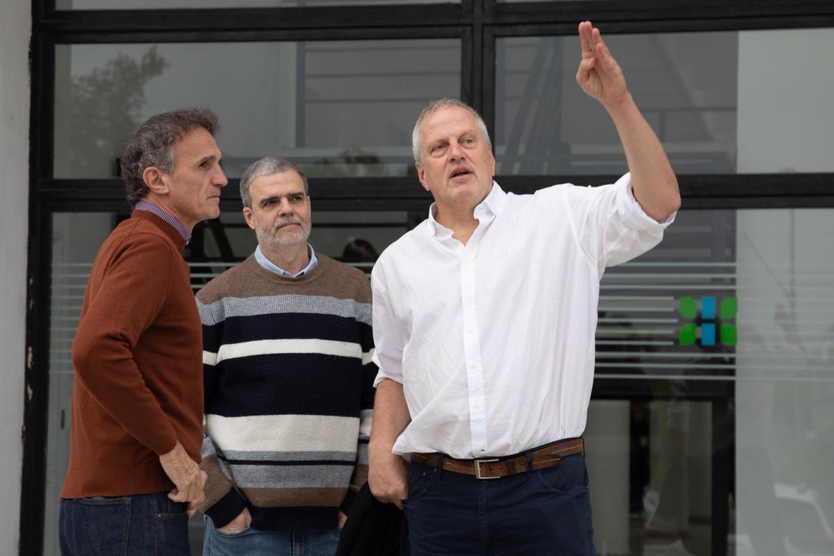 jaimeperczyk's tweet photo. Junto al ministro de Infraestructura y Servicios Públicos @gkatopodis recorrimos los trabajos que se están desarrollando en el campo de deportes de la universidad. Esta obra estaba paralizada por decisiones del gobierno nacional https://t.co/hnS4vpEkSx