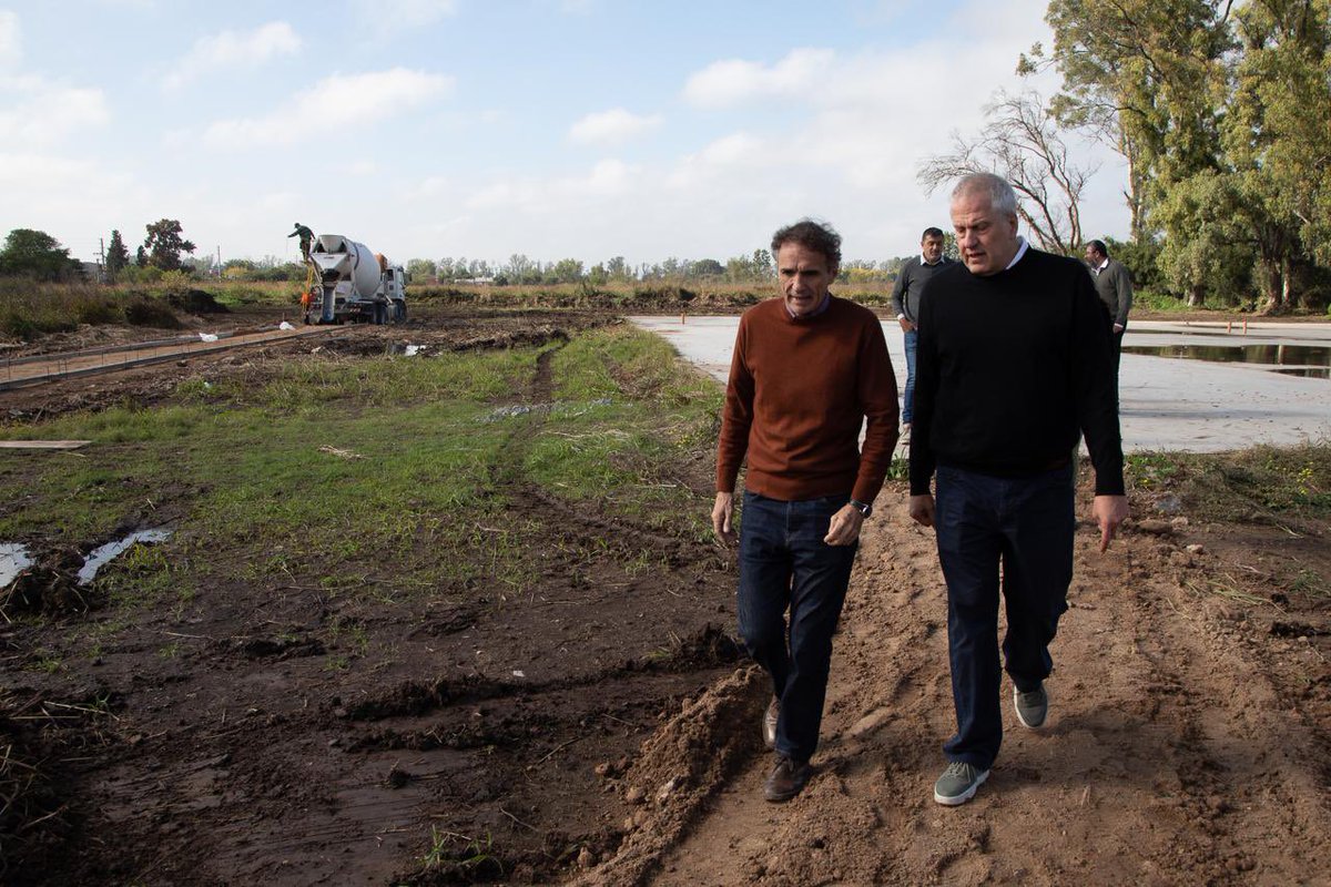 jaimeperczyk's tweet photo. Junto al ministro de Infraestructura y Servicios Públicos @gkatopodis recorrimos los trabajos que se están desarrollando en el campo de deportes de la universidad. Esta obra estaba paralizada por decisiones del gobierno nacional https://t.co/hnS4vpEkSx