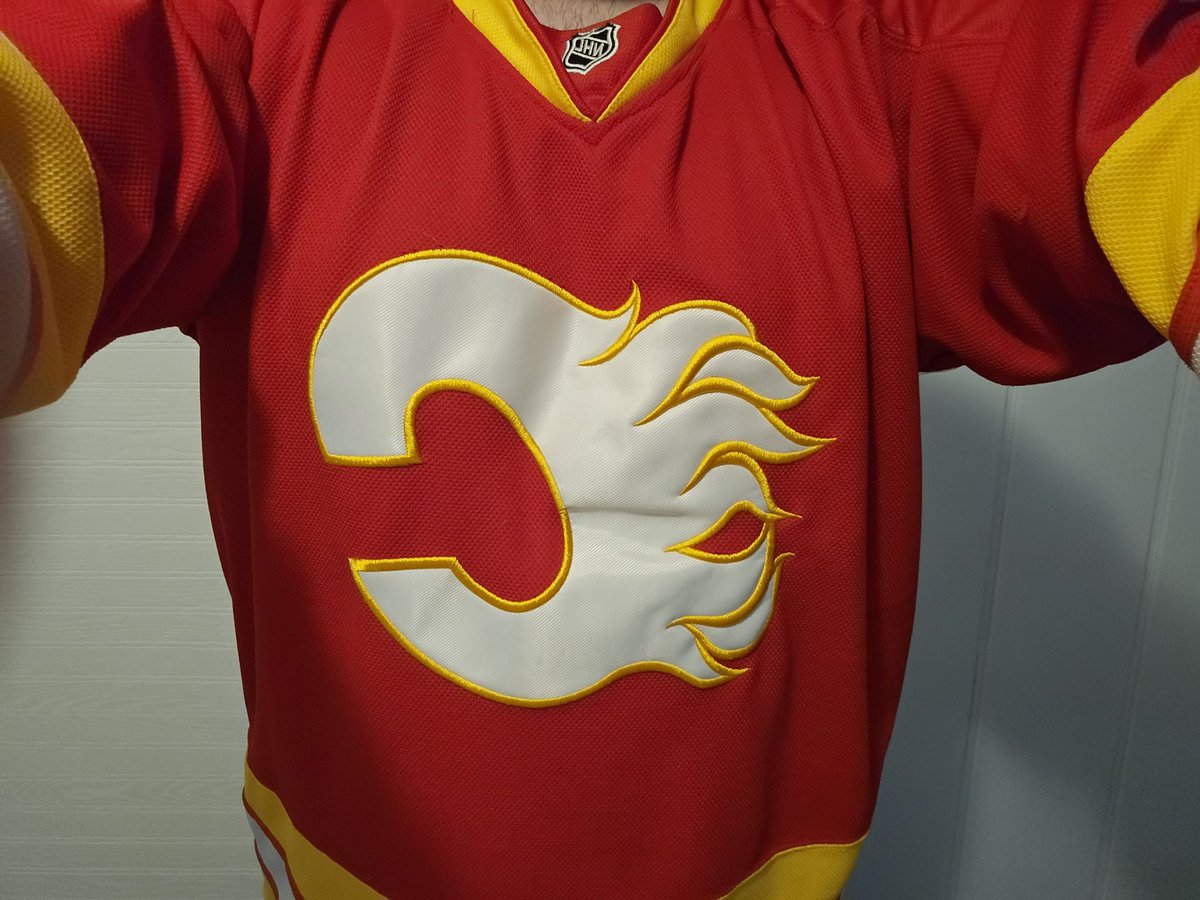 FsharpAsharp's tweet image. Different jersey every day
Day 49: Calgary Flames 2010 Alt