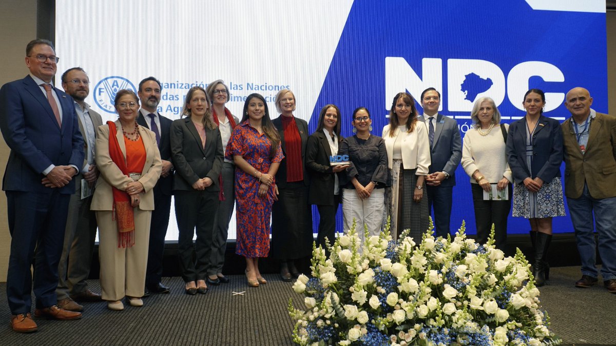 PNUDEcuador's tweet photo. 🌎💚 ¡Ecuador ya dio el paso!
Porque no hay tiempo que perder frente a la crisis climática, el país 🇪🇨 presentó su Segunda #NDC : 81 acciones concretas para proteger la vida, cuidar el planeta y construir un futuro justo para todas las personas. 
Más 🔗https://t.co/F6yOfQQoNs https://t.co/RLk7LRgiXR