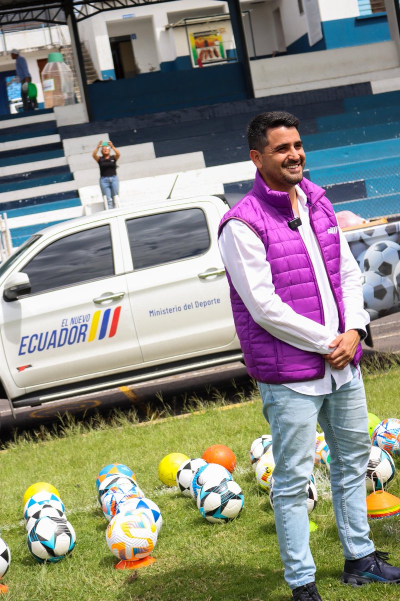 DeporteEc's tweet photo. ¡Seguimos activando el deporte en cada rincón! ⚽ 

El ministro @JDJimenezV entregó implementos a la Liga Parroquial de Conocoto para potenciar el juego, la comunidad y los sueños. 

¡Esto es #ElNuevoEcuador en acción! 🇪🇨 https://t.co/9XqQi1xd4m