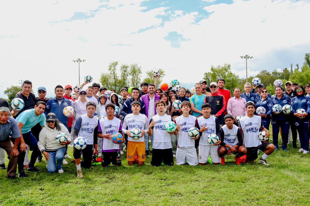 DeporteEc's tweet photo. ¡Seguimos activando el deporte en cada rincón! ⚽ 

El ministro @JDJimenezV entregó implementos a la Liga Parroquial de Conocoto para potenciar el juego, la comunidad y los sueños. 

¡Esto es #ElNuevoEcuador en acción! 🇪🇨 https://t.co/9XqQi1xd4m