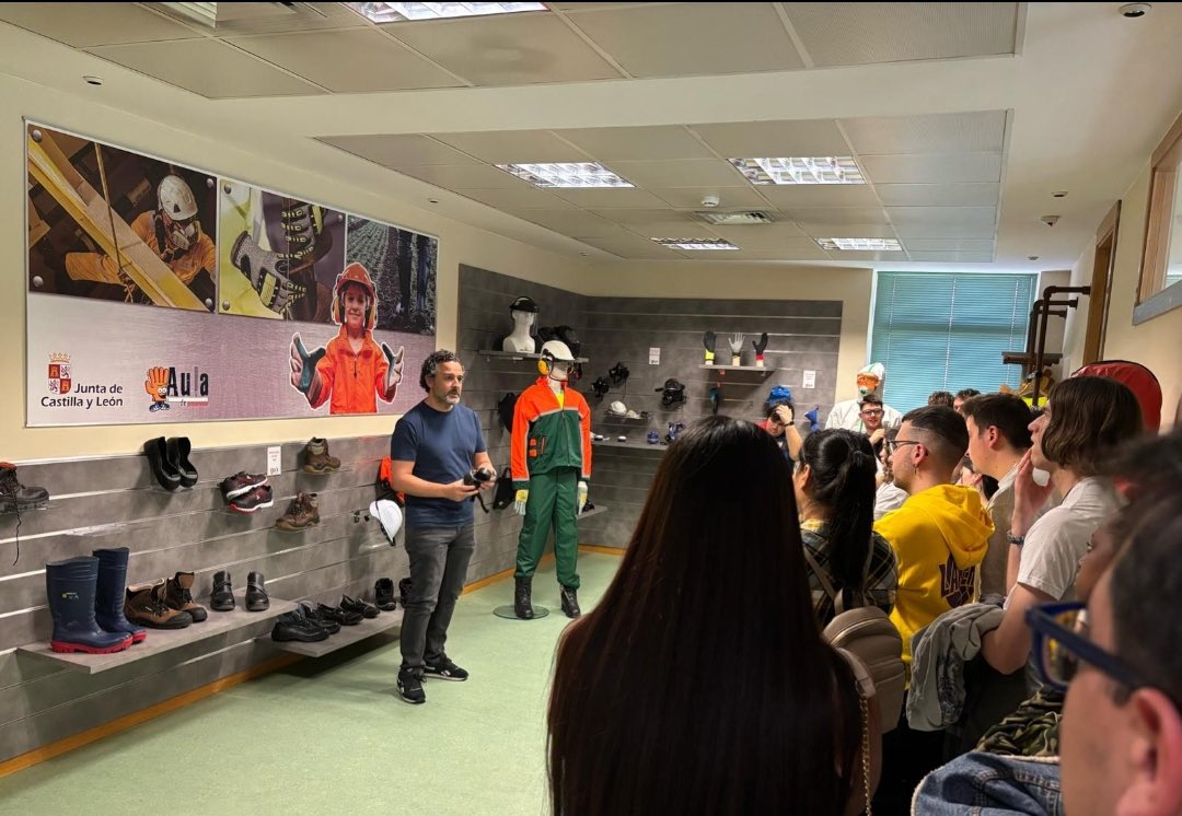 CIFP_Fabres's tweet photo. Visita formativa al #AulaPRL del Centro de Seguridad y Salud laboral de CyL @prevencionjcyl de alumnado de los ciclos de CON1, DCV1, ILV1 y VDJ1 @CIFP_Fabres @educacyl  
Excelente e integradora formación en Prevención de riesgos laborales
Muy recomendable Enhorabuena y gracias https://t.co/sB8AX6wPKl