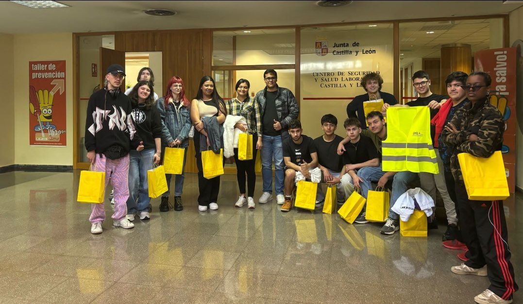 CIFP_Fabres's tweet photo. Visita formativa al #AulaPRL del Centro de Seguridad y Salud laboral de CyL @prevencionjcyl de alumnado de los ciclos de CON1, DCV1, ILV1 y VDJ1 @CIFP_Fabres @educacyl  
Excelente e integradora formación en Prevención de riesgos laborales
Muy recomendable Enhorabuena y gracias https://t.co/sB8AX6wPKl