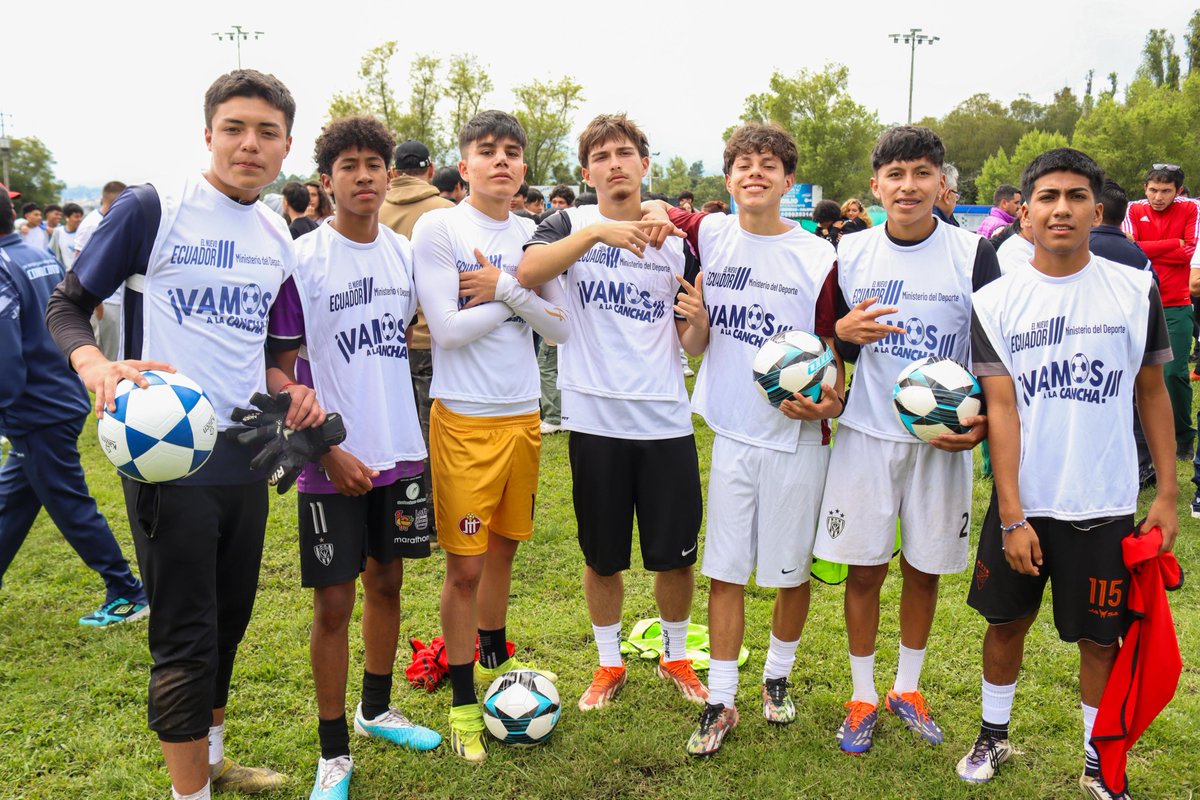 DeporteEc's tweet photo. ¡Seguimos activando el deporte en cada rincón! ⚽ 

El ministro @JDJimenezV entregó implementos a la Liga Parroquial de Conocoto para potenciar el juego, la comunidad y los sueños. 

¡Esto es #ElNuevoEcuador en acción! 🇪🇨 https://t.co/9XqQi1xd4m