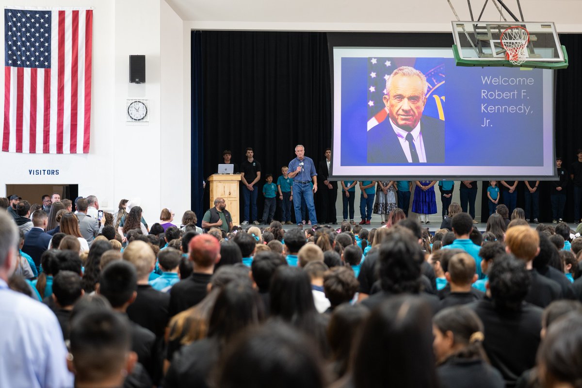 Hillsdale's tweet photo. “The academic performance of this school is better than any of the surrounding schools, and one of the reasons for that is the commitment to nutrition.” - @SecKennedy 

Honored that today, @HHSGov Sec. Kennedy visited Hózhó Academy, a Hillsdale College member charter school. https://t.co/YZjCAC1Sme