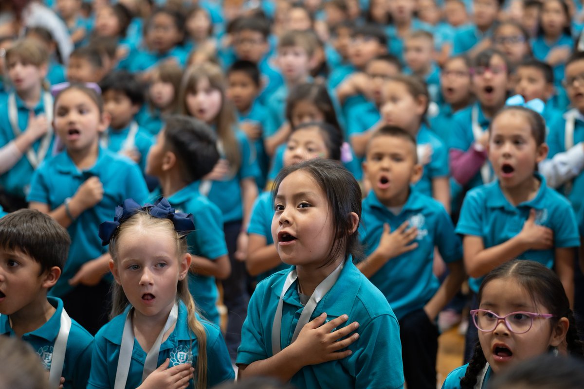 Hillsdale's tweet photo. “The academic performance of this school is better than any of the surrounding schools, and one of the reasons for that is the commitment to nutrition.” - @SecKennedy 

Honored that today, @HHSGov Sec. Kennedy visited Hózhó Academy, a Hillsdale College member charter school. https://t.co/YZjCAC1Sme