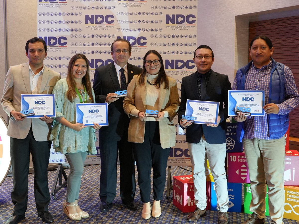 PNUDEcuador's tweet photo. 🌎💚 ¡Ecuador ya dio el paso!
Porque no hay tiempo que perder frente a la crisis climática, el país 🇪🇨 presentó su Segunda #NDC : 81 acciones concretas para proteger la vida, cuidar el planeta y construir un futuro justo para todas las personas. 
Más 🔗https://t.co/F6yOfQQoNs https://t.co/RLk7LRgiXR