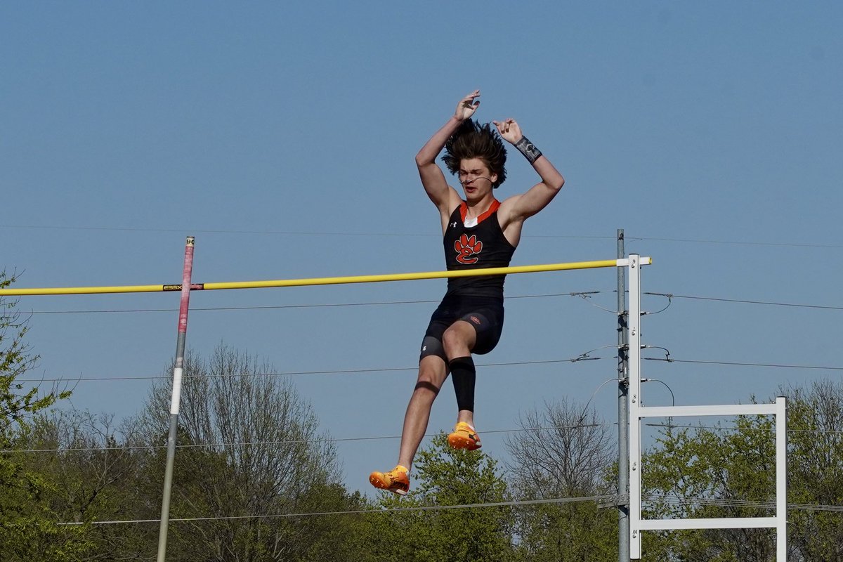 mbaxter091's tweet photo. Clearing 4.25m this Tiger would go on to clear 4.60m at the EDW F/S on April 8. So much fun to talk with the athletes after their event. Hear about the passion they have for TF. HS student athletes training hard and competing. Great to see! https://t.co/8YhRi6ubZa