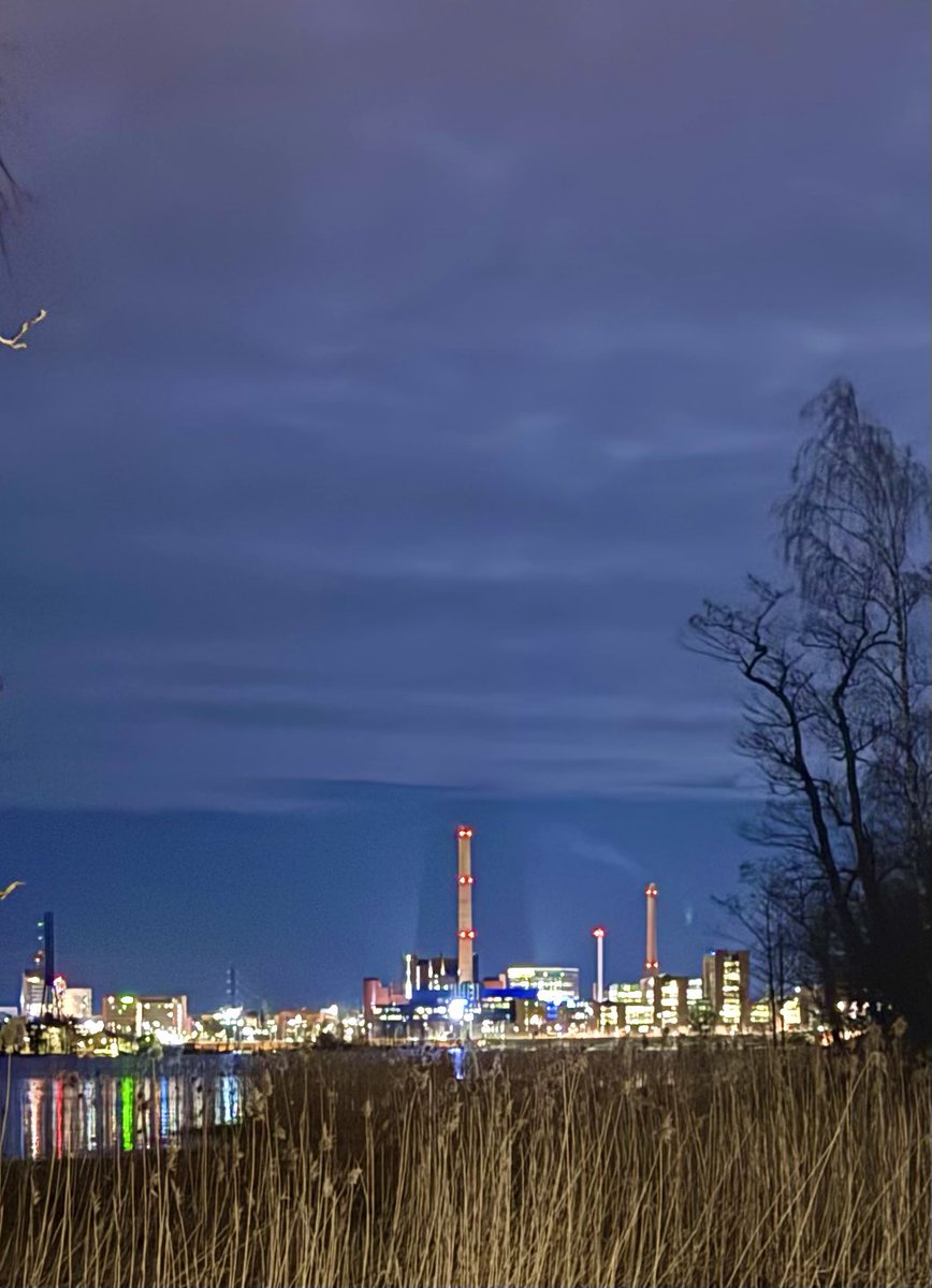 Onko se Manhattan vai Brooklyn, joka tuolla horisontissa hohtaa? Ei sentään! Sehän on Salmisaari Seurasaarenselän yli nähtynä. Olette nimittäin taas kiertäneet Seurasaaren sinnikkäiden edustajienne välityksellä. Pieni reippailu ylösrakentaa ihmistä, eikö vain, <a href="/JohannaKukka/">Johanna Kukka</a>🥰?