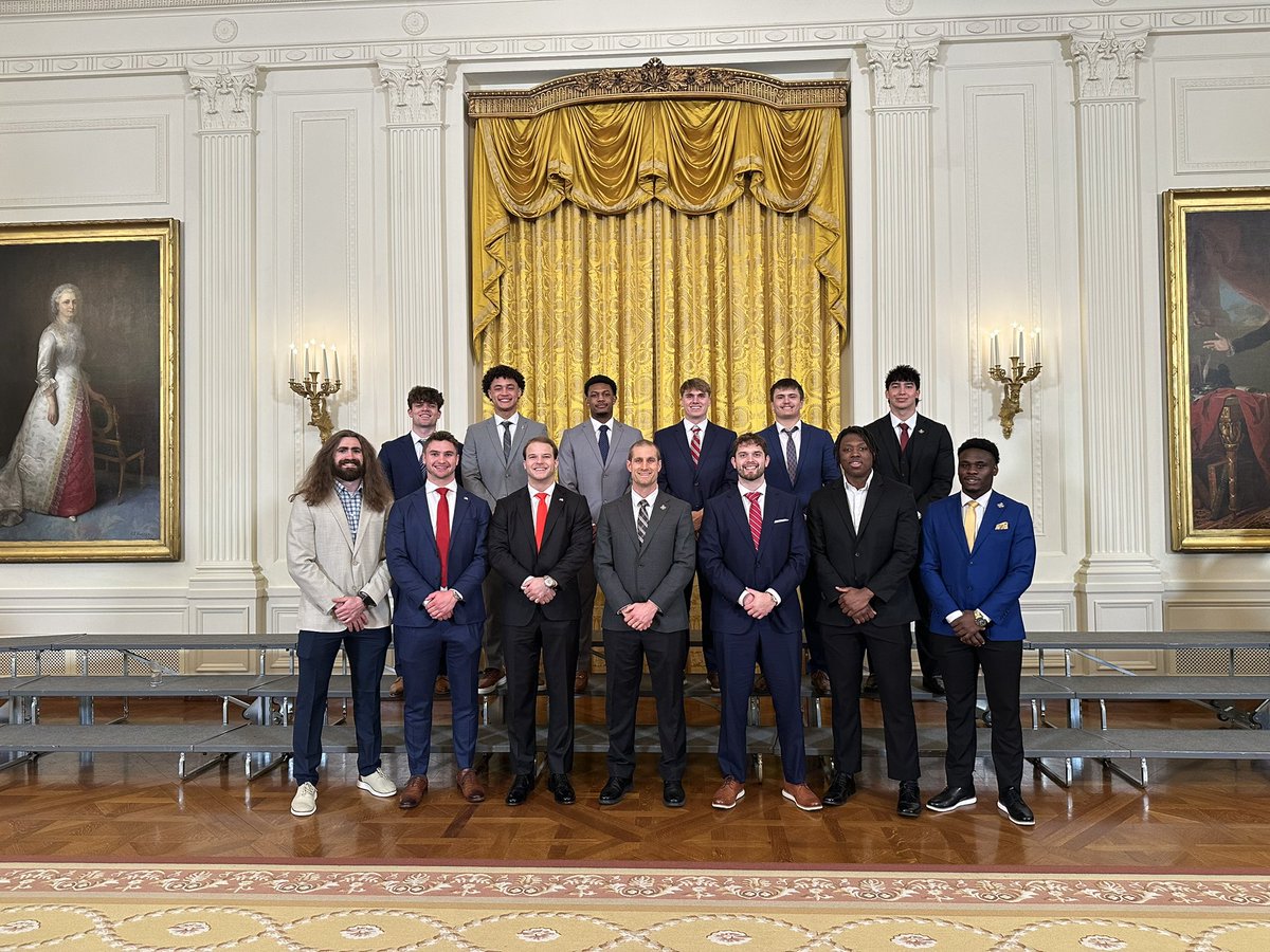 CoachGrantOlson's tweet image. Loving our time at the White House!! #HeadHunters #CodeGreen