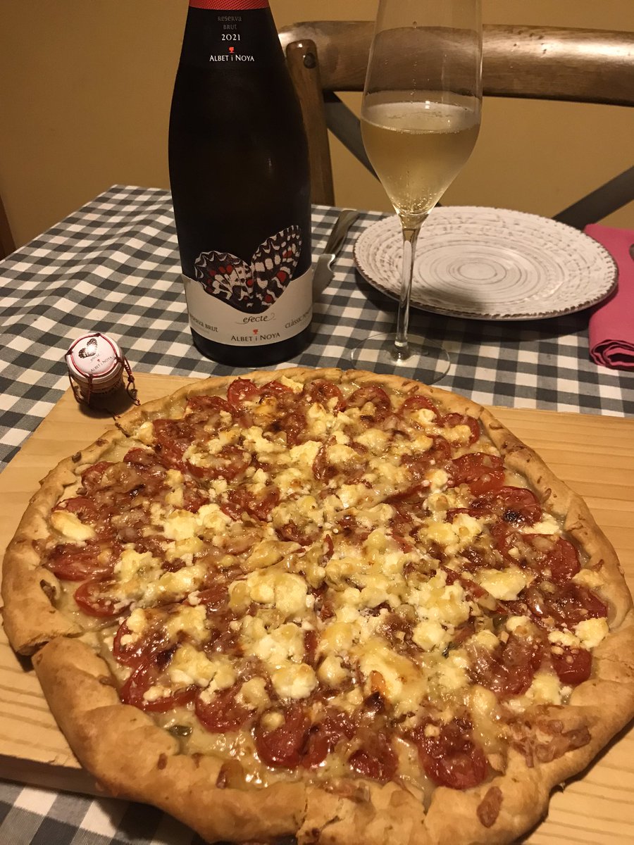 alacartemenus (@alacartemenus) on Twitter photo Noche pizzera con las burbujas de <a href="/AlbetiNoya/">Albet i Noya</a> #ClàssicPenedès <a href="/dopenedes/">DO Penedès</a> y #sobremesa con 🍓🥂🍾 Noche pizzera con las burbujas de <a href="/AlbetiNoya/">Albet i Noya</a> #ClàssicPenedès <a href="/dopenedes/">DO Penedès</a> y #sobremesa con 🍓🥂🍾