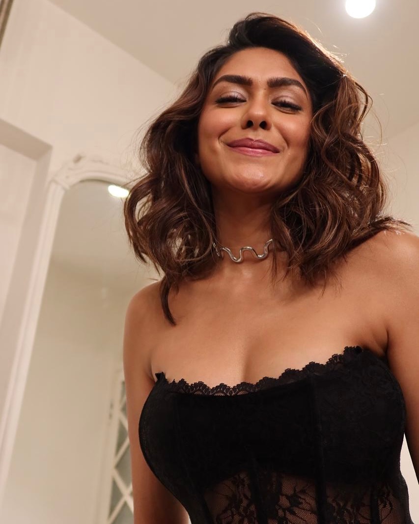 CelebritiesLib's tweet photo. Mrunal Celebrating #MaddockFilms' 20 years. 🖤#MrunalThakur #CelebritiesLibrary #ytshorts #mrunal https://t.co/iodDo3qufu