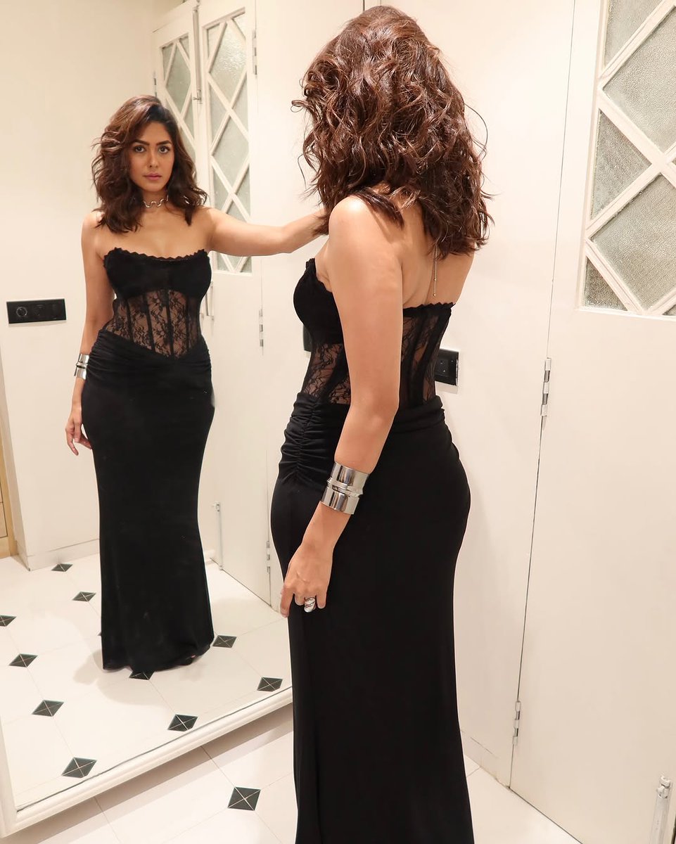 CelebritiesLib's tweet photo. Mrunal Celebrating #MaddockFilms' 20 years. 🖤#MrunalThakur #CelebritiesLibrary #ytshorts #mrunal https://t.co/iodDo3qufu