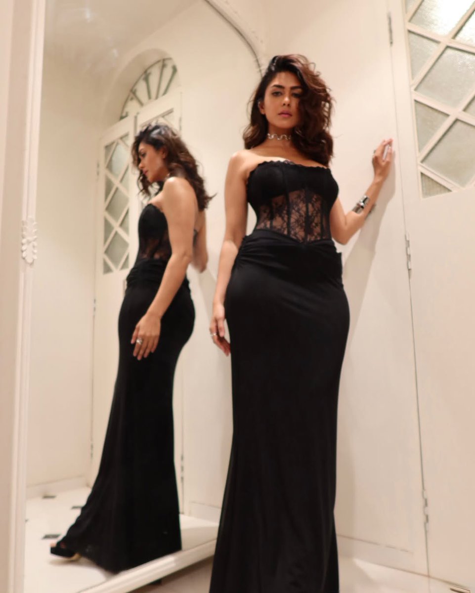 CelebritiesLib's tweet photo. Mrunal Celebrating #MaddockFilms' 20 years. 🖤#MrunalThakur #CelebritiesLibrary #ytshorts #mrunal https://t.co/iodDo3qufu