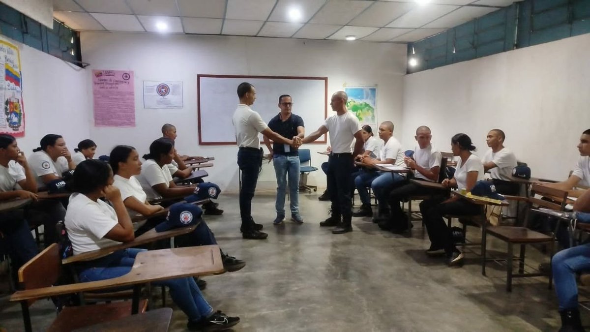 DDHHMIJ's tweet photo. #Entérate 📢|| ¡Fortaleciendo la capacitación! La DGDDHH Guárico llevó a cabo un taller sobre comunicación asertiva y atención a la ciudadanía, dirigido a los discentes de protección civil y bomberos en el centro de formación UNES de Valle de la Pascua. https://t.co/tgcwYAUh4G