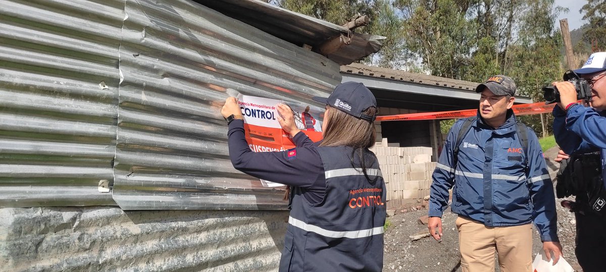 amcquito's tweet photo. 🛃 #BoletínDePrensa | Junto a la @zonalchillos y @agentesdequito, suspendimos dos obras de construcción en el sector de Conocoto, una de las zonas actualmente priorizadas por deslizamientos de tierra debido a las fuertes lluvias.  

🎥 En el sobrevuelo con drones, la #AMCQuito detectó tuberías que desembocaban en la quebrada Los Arupos, además los encargados de la obra contaminaban el área con escombros. 🏔🌿

Este tipo de infracción representa una multa de hasta 75 salarios básicos, es decir $35.250 USD. 💵

Entérate aquí: 👉🏼 https://t.co/M0l1pAYdEK 

Con orden y control, #QuitoRenace.