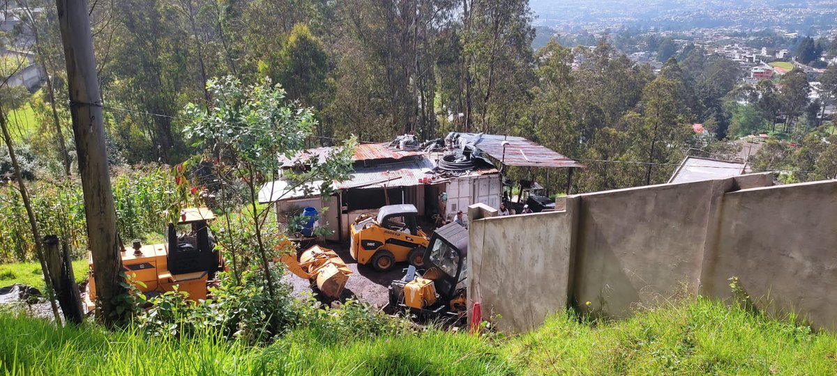 amcquito's tweet photo. 🛃 #BoletínDePrensa | Junto a la @zonalchillos y @agentesdequito, suspendimos dos obras de construcción en el sector de Conocoto, una de las zonas actualmente priorizadas por deslizamientos de tierra debido a las fuertes lluvias.  

🎥 En el sobrevuelo con drones, la #AMCQuito detectó tuberías que desembocaban en la quebrada Los Arupos, además los encargados de la obra contaminaban el área con escombros. 🏔🌿

Este tipo de infracción representa una multa de hasta 75 salarios básicos, es decir $35.250 USD. 💵

Entérate aquí: 👉🏼 https://t.co/M0l1pAYdEK 

Con orden y control, #QuitoRenace.