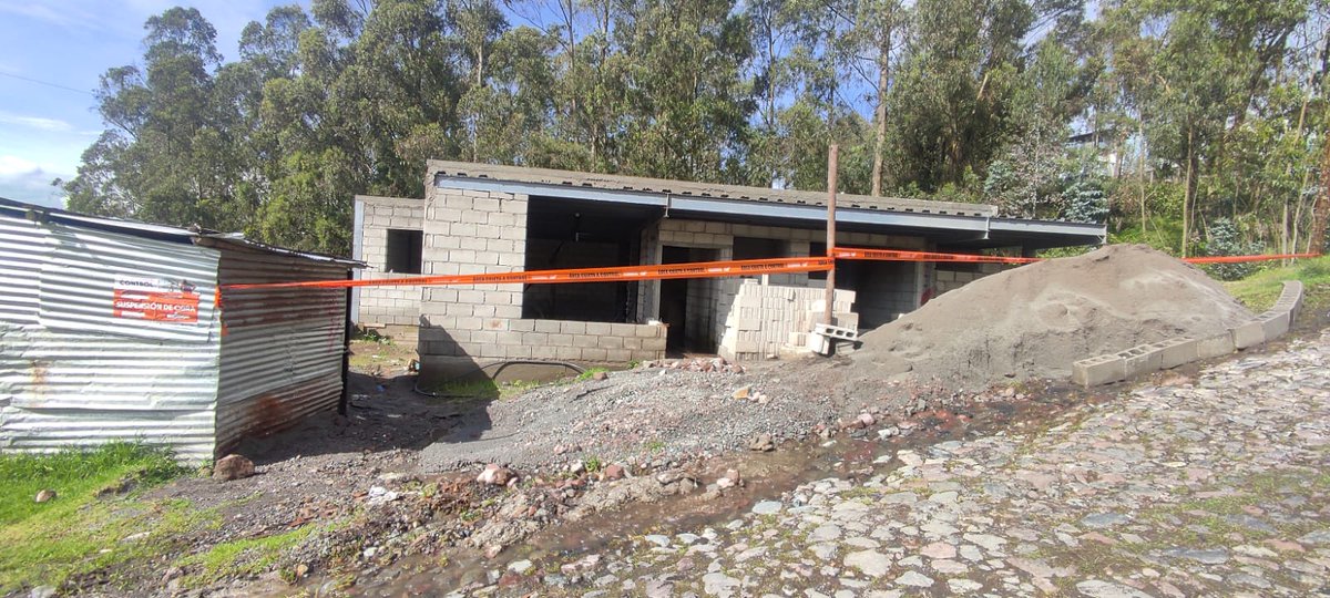 amcquito's tweet photo. 🛃 #BoletínDePrensa | Junto a la @zonalchillos y @agentesdequito, suspendimos dos obras de construcción en el sector de Conocoto, una de las zonas actualmente priorizadas por deslizamientos de tierra debido a las fuertes lluvias.  

🎥 En el sobrevuelo con drones, la #AMCQuito detectó tuberías que desembocaban en la quebrada Los Arupos, además los encargados de la obra contaminaban el área con escombros. 🏔🌿

Este tipo de infracción representa una multa de hasta 75 salarios básicos, es decir $35.250 USD. 💵

Entérate aquí: 👉🏼 https://t.co/M0l1pAYdEK 

Con orden y control, #QuitoRenace.