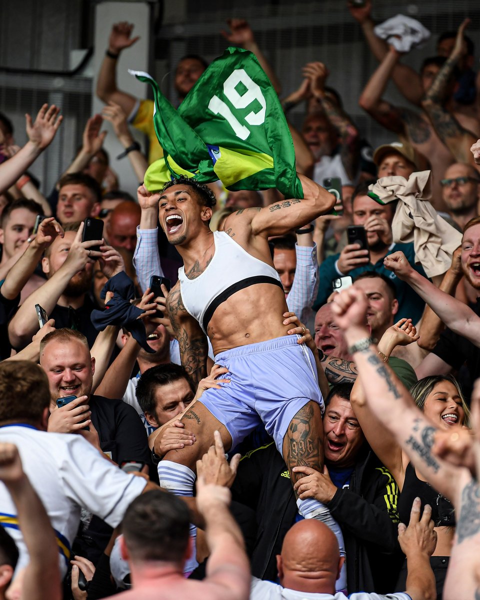 footballontnt's tweet image. Less than 3 years ago Raphinha was celebrating avoiding relegation with Leeds...

Now he&apos;s the current bookies favourite for the Ballon d&apos;Or 😯