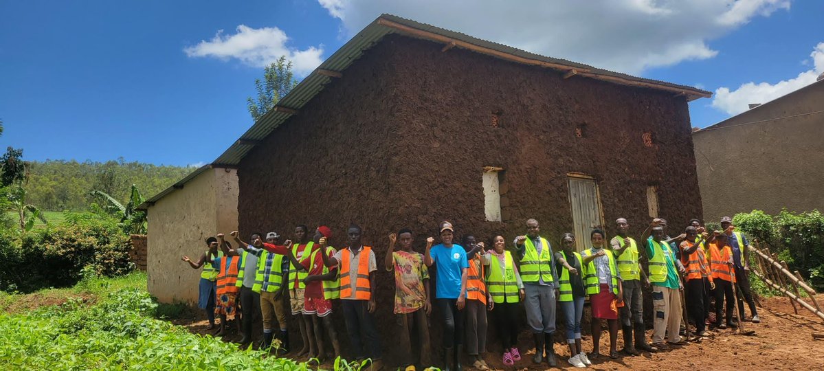 jane_dusabe's tweet photo. URu Nurubyiruko rwabakorerabushake bomumurenge Wa Matimba bakoze Umuganda Woguhoma inzu yumuturage Warokotse Genocide Yakorewe Abatutsi Mata 1994.
Utuye mukagari ka Cyembogo Umudugudu wa Kabeza. https://t.co/69TuSpsIWR