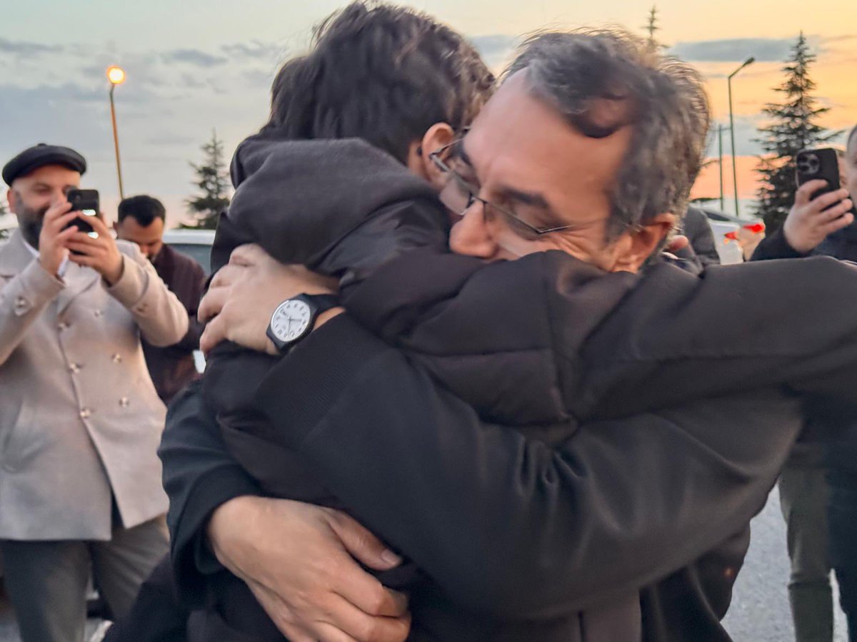 solcugazete60's tweet photo. Mahir Polat ve oğlunun kavuşma anı: https://t.co/6T7LTL9ZEk