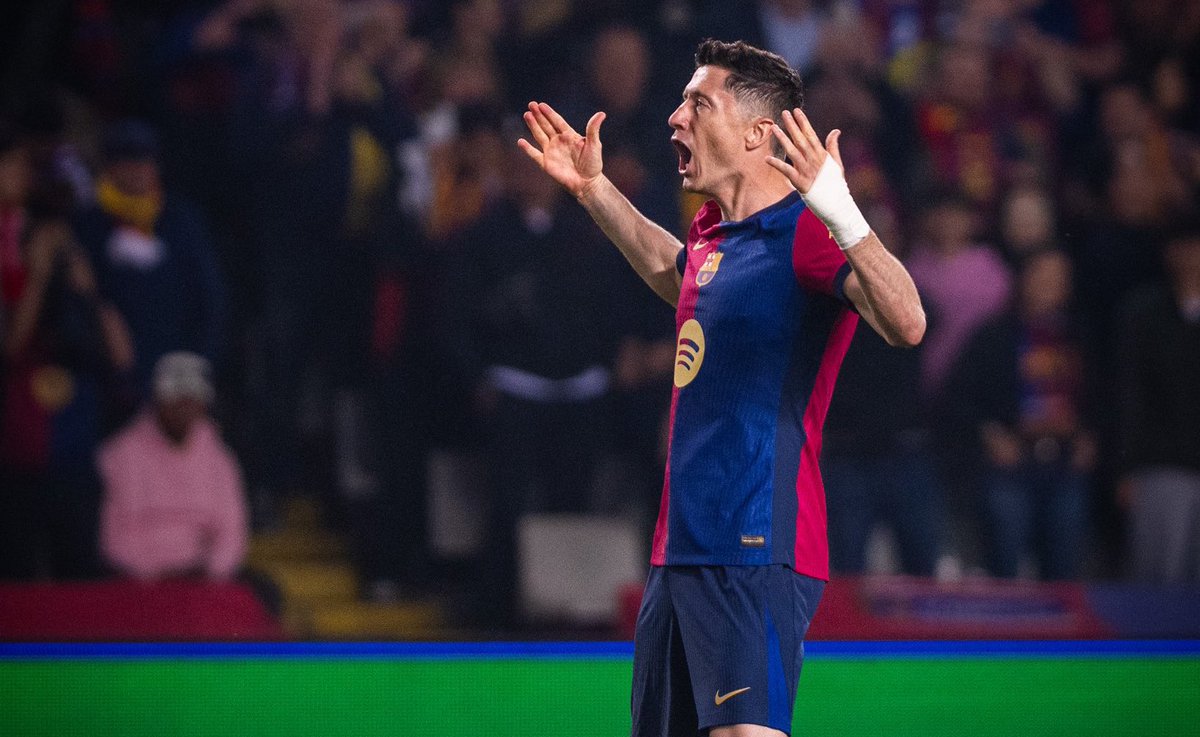 Pure fundamentals of being a striker:
• Movement to dominate the box
• Physicality to brush off contact in the box
• Aerial ability
• Finishing selection and technique
• Clean touches in the box to set up shots
 
Lewandowksi has done it better than any other modern striker.