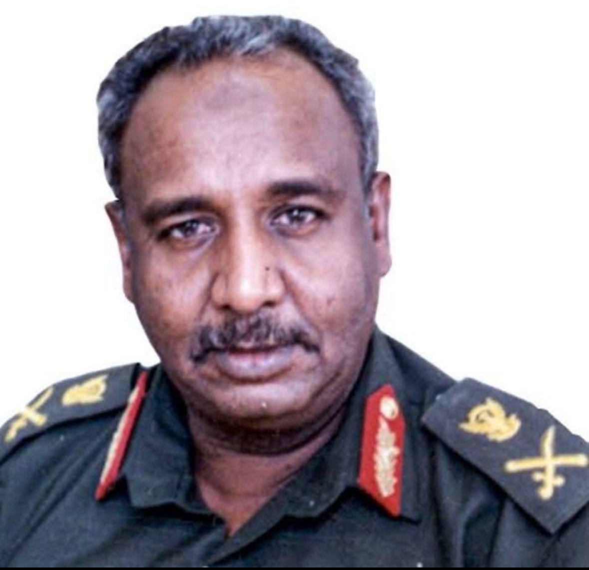 رحيل الفاتح عروة

بقلوب يعتصرها الحزن، نودّع اليوم الفريق الفاتح محمد أحمد عروة، أحد القامات الوطنية، الذي أفنى عمره في خدمة السودان، من سلاح الدفاع الجوي، إلى مواقع دبلوماسية بارزة مثل موسكو وأديس أبابا، ثم مندوبًا دائمًا لدى الأمم المتحدة لمدة قاربت العقد، فمديرًا لشركة زين حيث