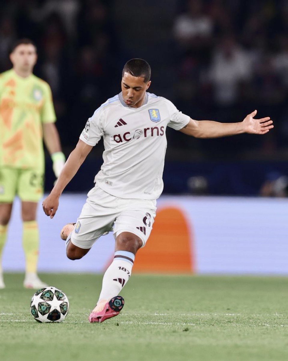 ThePaulFaulkner's tweet image. Proud of Villa tonight - @PSG_English were outstanding (wow 😲) but Villa made it a great game. Only half-time and all to play for next week. 

Great to see @AcornsHospice on the short front as well on such a big occasion. #UTV ⚽️🦁