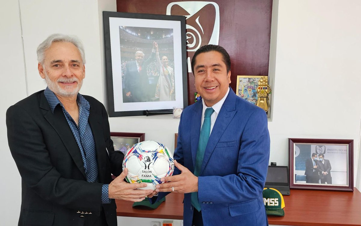 HectorAntonioMX's tweet photo. ¡Gran visita en la Coord. Téc. #CulturaFísicayDeporte! de mi amigo #JesúsMartínez, referente del #FutbolMexicano,@Tuzos🤍💙 @clubleonfc💚@famasalon. Juntos, estructuramos estrategias para llevar el fútbol de @Tu_IMSS⚽️a todos los rincones de🇲🇽. ¡#DeporteIMSS es #FútbolParaTodos!👊
