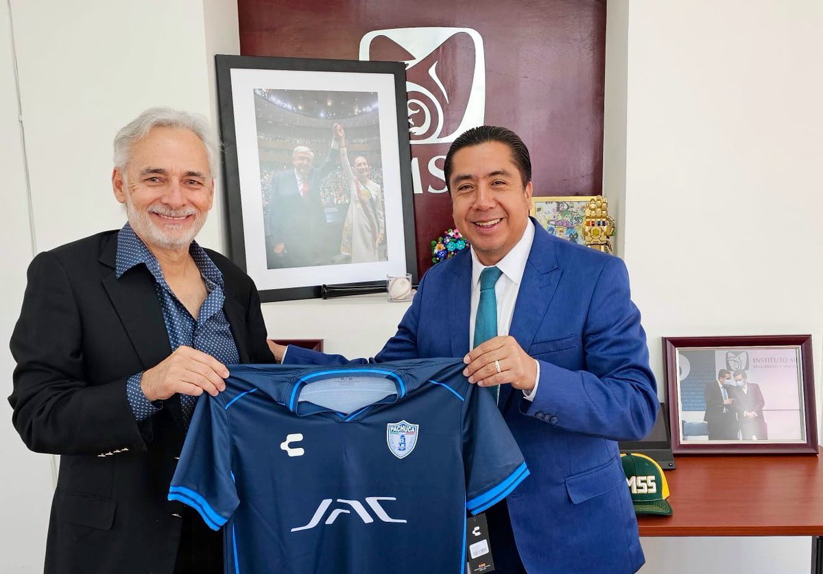 HectorAntonioMX's tweet photo. ¡Gran visita en la Coord. Téc. #CulturaFísicayDeporte! de mi amigo #JesúsMartínez, referente del #FutbolMexicano,@Tuzos🤍💙 @clubleonfc💚@famasalon. Juntos, estructuramos estrategias para llevar el fútbol de @Tu_IMSS⚽️a todos los rincones de🇲🇽. ¡#DeporteIMSS es #FútbolParaTodos!👊