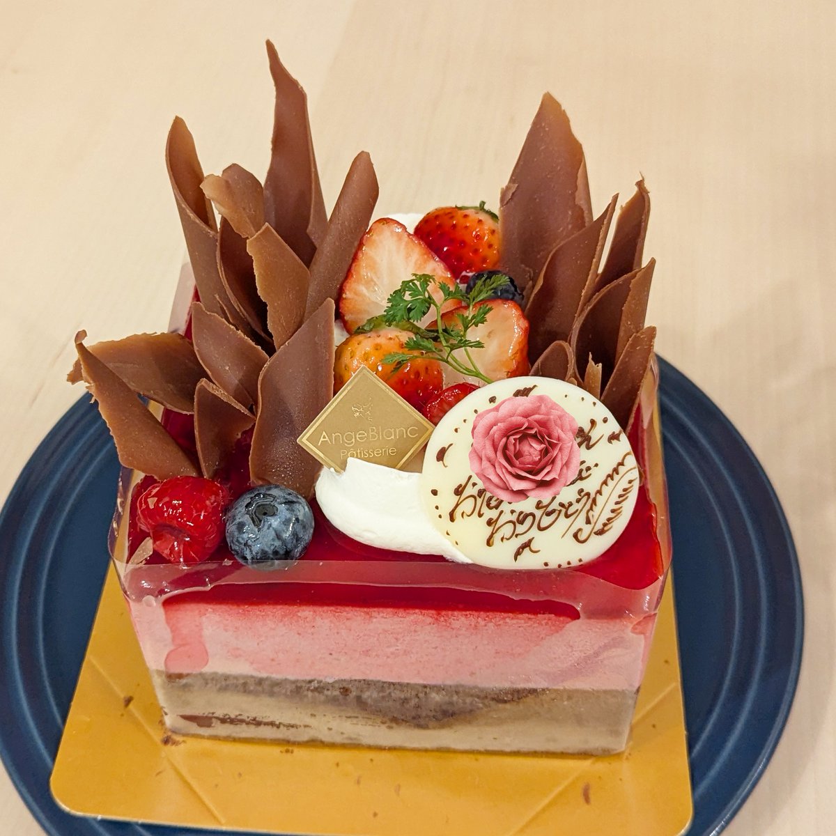 あの…いい歳してお恥ずかしいのですが、実は今日誕生日なんです。このポストを見かけた心優しい方…どうか「いいね」を押していただけると、とても幸せです。フォローも嬉しいです。その後、私のプロフィールを見てください。Ｘ社の粋な計らいで、本日限定で心が優しくなれます。