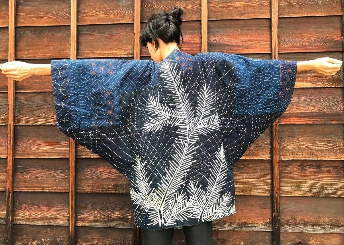 Kintsugi isn’t the only art of repair in Japan. Sashiko, a traditional stitching method, reinforces fabric with decorative patterns. Once used by farmers to extend clothing life, it’s now a celebrated textile art. #Sashiko #JapaneseCrafts