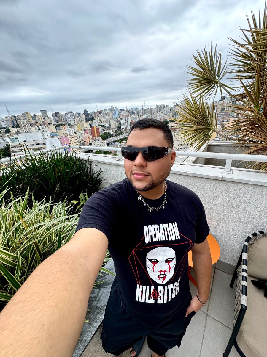 antoniodiniz_'s tweet photo. 13 anos separam essas fotos. muita coisa mudou, menos a paixão por aquilo que toca a minha alma: a música da Gaga. 

@santander_br @coronabrasil @todomundonorio @cea_brasil @BeatsOficial @voude99, o show de Copacabana é a realização de um sonho de infância. Mereço esse VIP? 🥹 https://t.co/lBFVtsOA0l