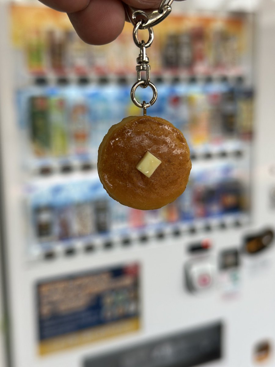 jido__hanbaiki's tweet photo. 柴又駅のホームには何故か食品サンプルの自販機が置いてある。パンケーキが当たりました。 https://t.co/qKYLnCJw4v