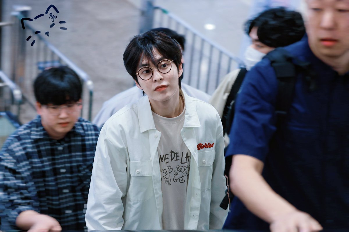 maomao_ming's tweet photo. 🥺🥺🥺漂亮的洋娃娃
#XIUMIN #金珉锡 #시우민 #X326 https://t.co/wWkxRWhk5p